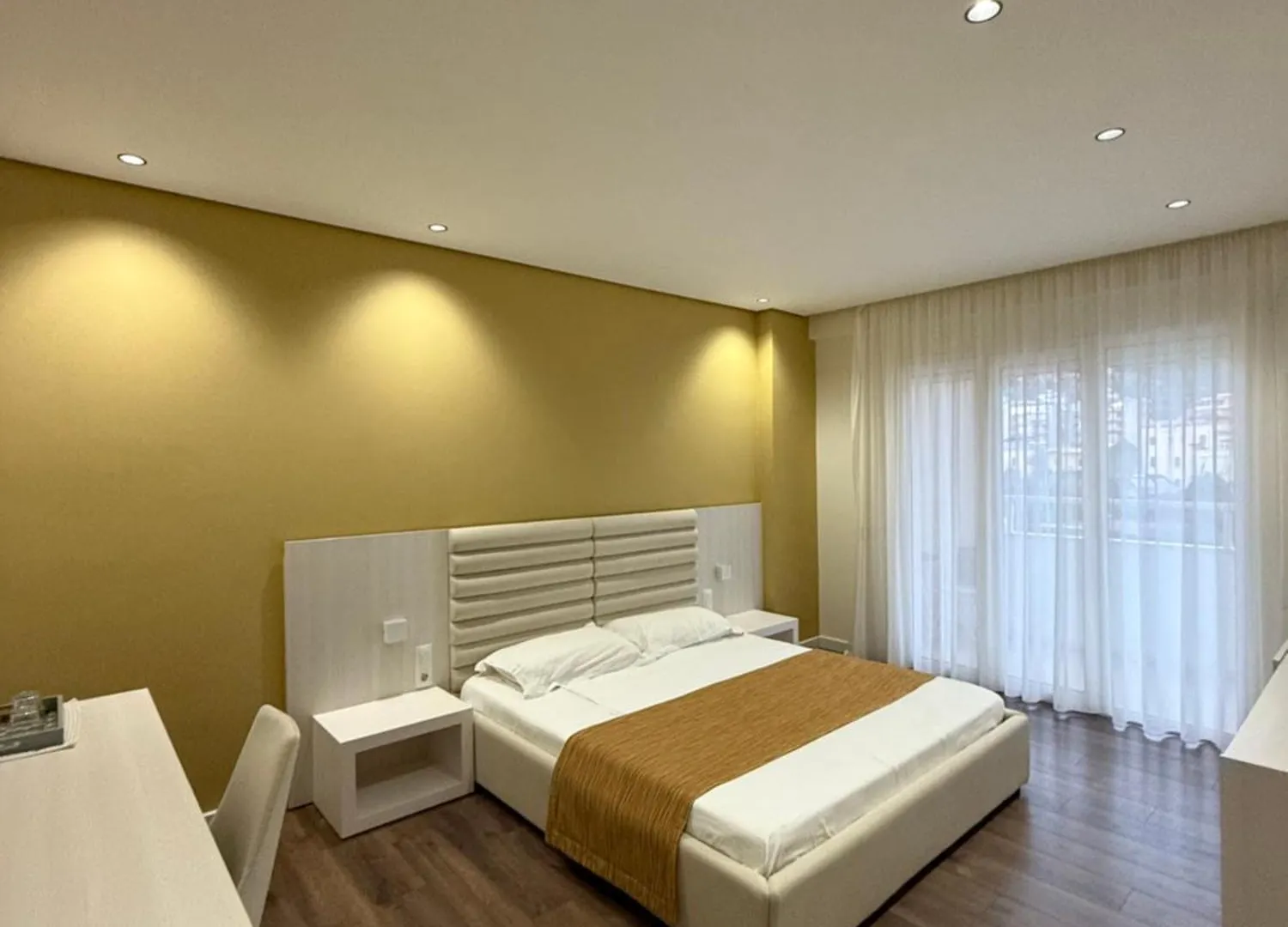 Maxi Room Влёра 0*,  Албания